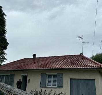 réalisation d'une toiture en tuiles pannes bisch nuagé et gouttieres en zinc