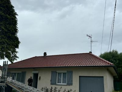 réalisation d'une toiture en tuiles pannes bisch nuagé et gouttieres en zinc