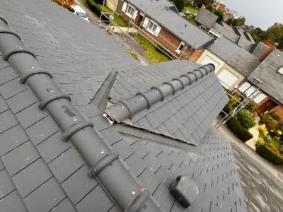 Toiture en tuiles beauvoise ardoisé, habillage des caches moineaux en pvc blanc