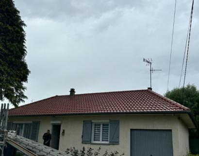réalisation d'une toiture en tuiles pannes bisch nuagé et gouttieres en zinc
