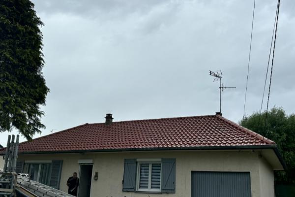 réalisation d'une toiture en tuiles pannes bisch nuagé et gouttieres en zinc