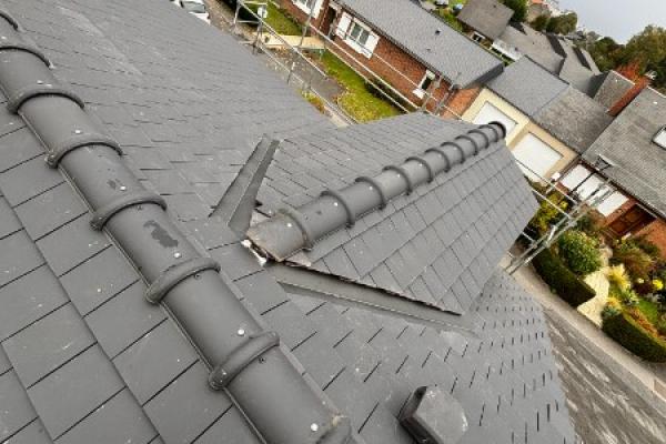 Toiture en tuiles beauvoise ardoisé, habillage des caches moineaux en pvc blanc