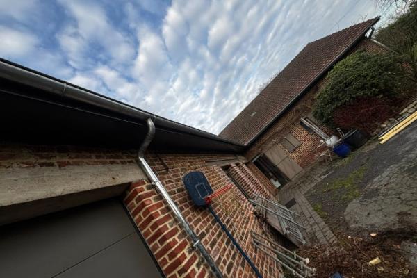 Gouttière en zinc , habillage des caches moineaux en PVC anthracite