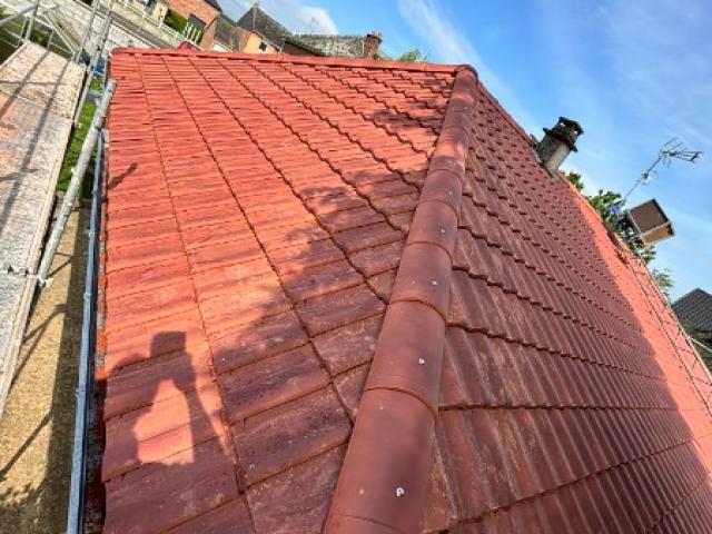réalisation d'une toiture en tuiles pannes bisch nuagé et gouttieres en zinc