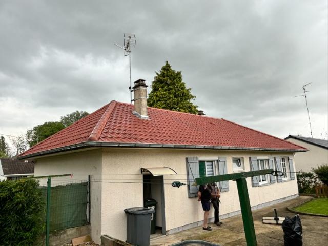 réalisation d'une toiture en tuiles pannes bisch nuagé et gouttieres en zinc