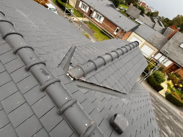 Toiture en tuiles beauvoise ardoisé, habillage des caches moineaux en pvc blanc