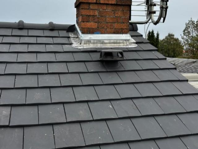 Toiture en tuiles beauvoise ardoisé, habillage des caches moineaux en pvc blanc