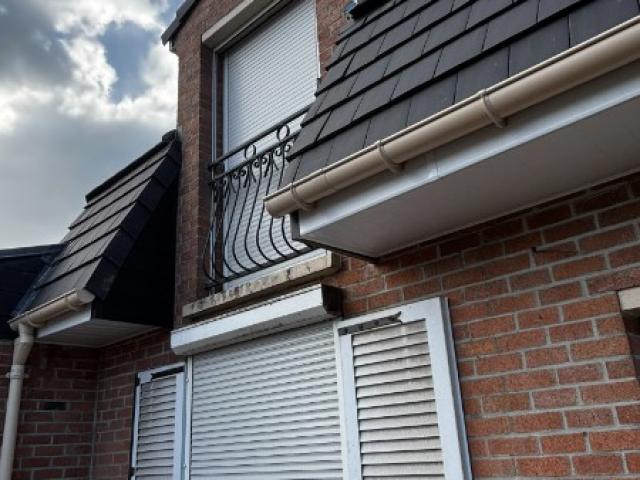 Toiture en tuiles beauvoise ardoisé, habillage des caches moineaux en pvc blanc