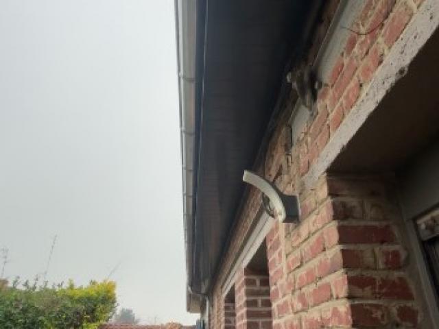 Gouttière en zinc , habillage des caches moineaux en PVC anthracite