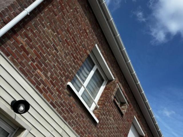 Rénovation façade , pignon , cache moineaux et gouttière PVC blanc